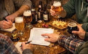 Ons team Groep professionals geniet van zakelijke pubquiz als teambuilding activiteit met vragen over juridische kennis en algemene on